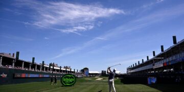Scottie Scheffler de los Estados Unidos juega su tiro desde el 17 ° Tee durante la ronda final de la Copa CJ Byron Nelson 2025 en TPC Craig Ranch en McKinney, Texas, el 4 de mayo de 2025. (Orlando Ramirez/Getty Images para la Copa CJ)
