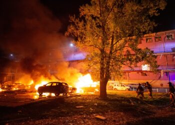 Los bomberos que luchan contra un incendio en el sitio de una huelga de aviones no tripulados rusos en Kiev, Ucrania.