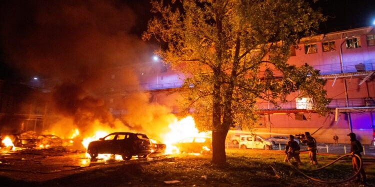 Los bomberos que luchan contra un incendio en el sitio de una huelga de aviones no tripulados rusos en Kiev, Ucrania.