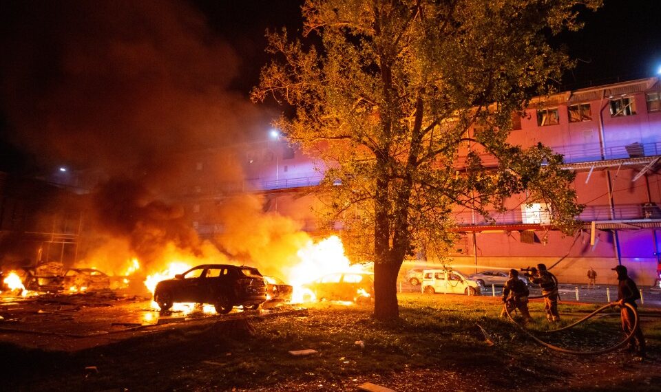 Los bomberos que luchan contra un incendio en el sitio de una huelga de aviones no tripulados rusos en Kiev, Ucrania.