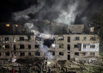 Edificio de apartamentos dañado por una huelga de aviones no tripulados por la noche.