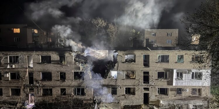 Edificio de apartamentos dañado por una huelga de aviones no tripulados por la noche.