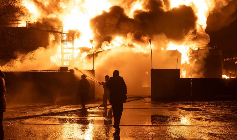 Los bomberos que luchan contra un gran incendio en una estación de servicio.