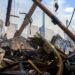 Los bomberos en el sitio de un almacén dañado después de un ataque con aviones no tripulados.