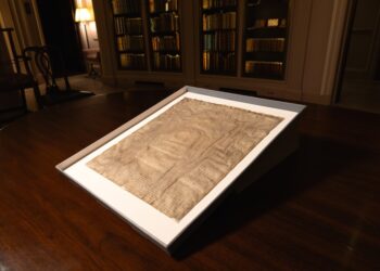 1300 Magna Carta mostrada en un marco.