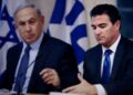 El primer ministro Benjamin Netanyahu se sienta junto a Yossi Cohen