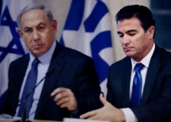 El primer ministro Benjamin Netanyahu se sienta junto a Yossi Cohen
