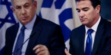 El primer ministro Benjamin Netanyahu se sienta junto a Yossi Cohen