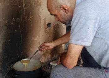 Hamdi Hammoda prepara la sopa de lentejas el 11 de mayo de 2025. Las lentejas son ahora la única comida que queda en su casa en el barrio de Gaza de Tal Al-Hawa.
