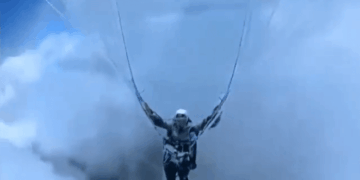 Persona parapente en nubes.