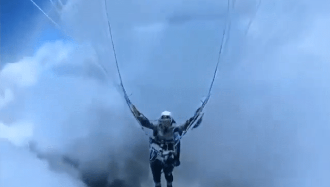 Persona parapente en nubes.