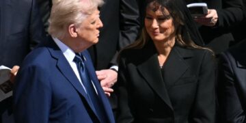 Donald y Melania Trump en el funeral del Papa Francisco.