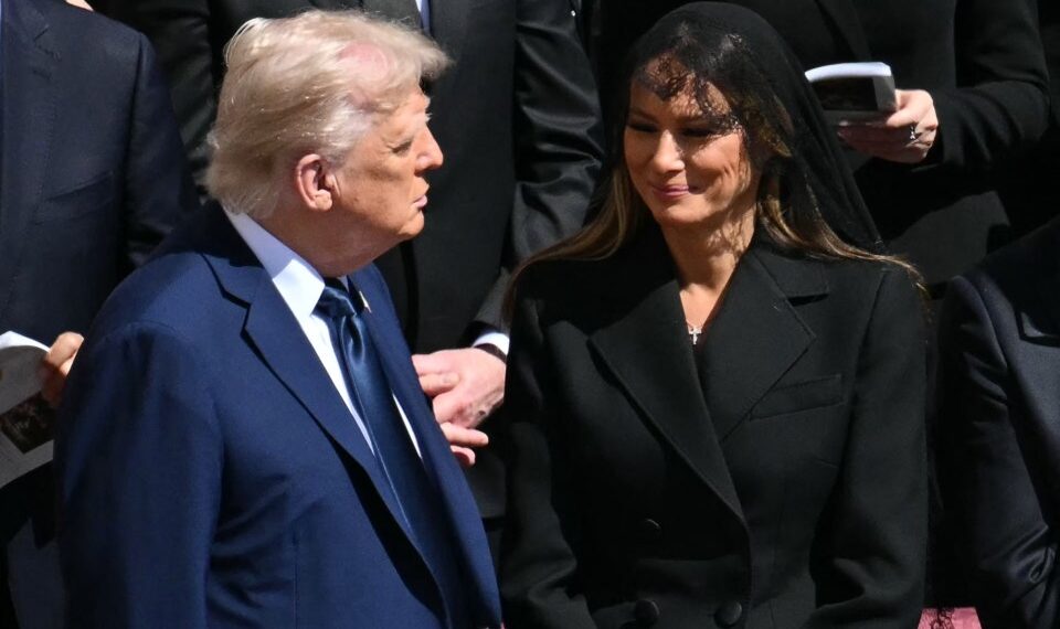 Donald y Melania Trump en el funeral del Papa Francisco.