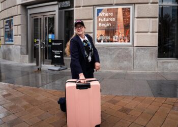Un trabajador federal de USAID con sus pertenencias personales sale de la oficina de USAID en Washington el 27 de febrero de 2025. (Madalina Vasiliu/The Epoch Times)
