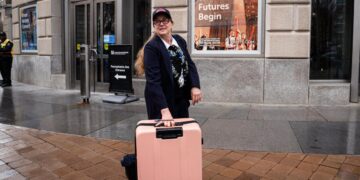 Un trabajador federal de USAID con sus pertenencias personales sale de la oficina de USAID en Washington el 27 de febrero de 2025. (Madalina Vasiliu/The Epoch Times)