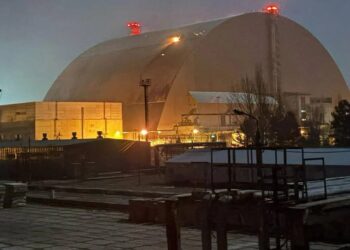 Vista nocturna de la cuarta unidad de energía de la planta de energía nuclear de Chernobyl.