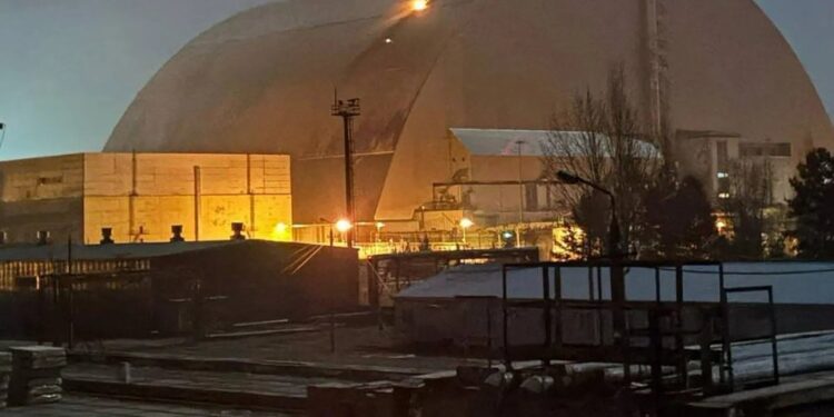 Vista nocturna de la cuarta unidad de energía de la planta de energía nuclear de Chernobyl.