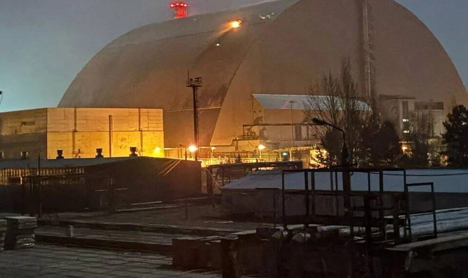 Vista nocturna de la cuarta unidad de energía de la planta de energía nuclear de Chernobyl.
