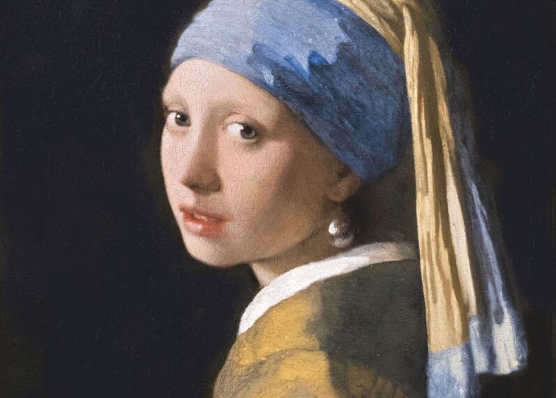 Pintura de una niña con un pañuelo azul y amarillo y un arete de perlas.