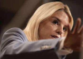 La Fiscal General de los Estados Unidos, Pam Bondi, celebra una conferencia de prensa en el Departamento del Tesoro en Washington, DC, el 6 de mayo de 2025.