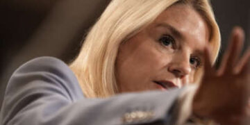 La Fiscal General de los Estados Unidos, Pam Bondi, celebra una conferencia de prensa en el Departamento del Tesoro en Washington, DC, el 6 de mayo de 2025.