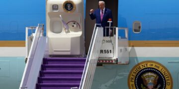 El presidente Donald Trump llega a Air Force One en la terminal real del Aeropuerto Internacional King Khalid en Riad, Arabia Saudita, martes 13 de mayo de 2025. (AP Photo/Alex Brandon)