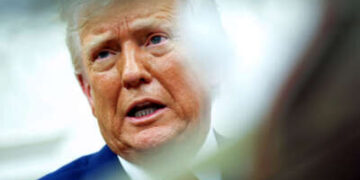 El presidente Donald Trump responde a la pregunta de un reportero durante una reunión en la Oficina Oval de la Casa Blanca el 7 de abril de 2025, en Washington, DC.