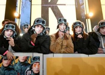 Una vista general de la audiencia con máscaras de Robert Pattinson en el estreno mundial de Mickey 17 en Cineworld Leicester Square el 13 de febrero de 2025, en Londres, Inglaterra.