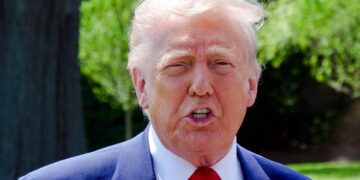 Trump dice que los estadounidenses deberían ser pacientes después de que la economía estadounidense contrata