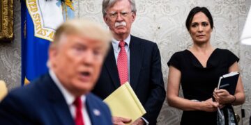 John Bolton y Stephanie Grisham escuchan mientras el presidente Trump se reúne con el Amir de Qatar en la Oficina Oval.