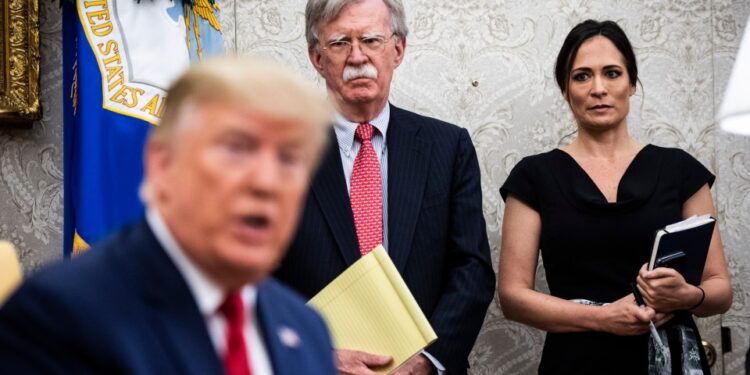 John Bolton y Stephanie Grisham escuchan mientras el presidente Trump se reúne con el Amir de Qatar en la Oficina Oval.