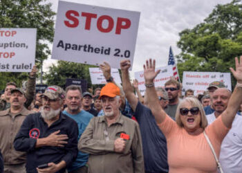 Los sudafricanos blancos tienen una lectura de señalización "Detener el apartheid 2.0" Durante un rally al aire libre