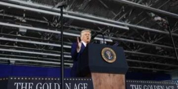 El presidente Donald Trump habla durante una manifestación en Macomb Community College el 29 de abril de 2025, en Warren, Michigan.