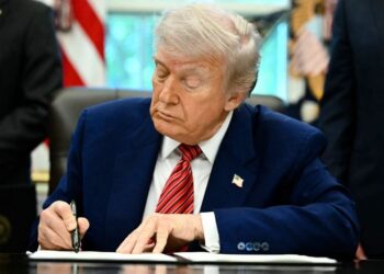 Trump firma la orden que le dicen a las agencias federales que participen en la ciencia de 'Gold Standard'