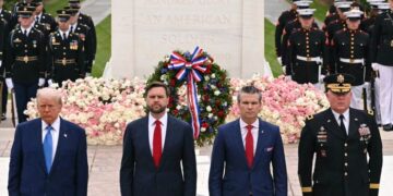 Trump honra a los héroes caídos de Estados Unidos en la dirección del Día de los Caídos