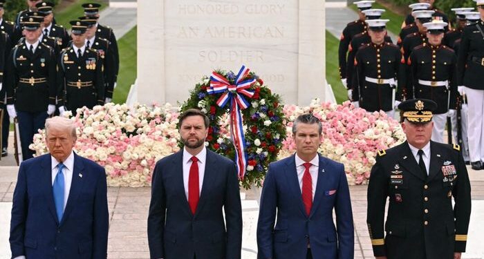 Trump honra a los héroes caídos de Estados Unidos en la dirección del Día de los Caídos