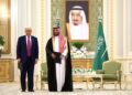 El presidente de los Estados Unidos, Donald Trump (L) y el príncipe heredero saudí, Mohammed Bin Salman, en una ceremonia de firma en la corte real saudita en Riad, Arabia Saudita, el 13 de mayo de 2025. (Gane McNamee/Getty Images)