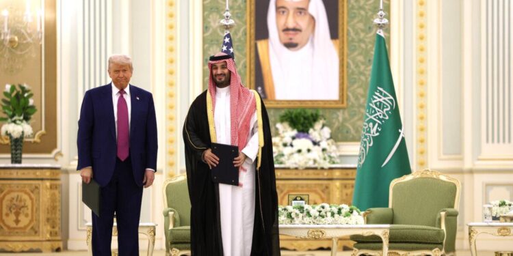 El presidente de los Estados Unidos, Donald Trump (L) y el príncipe heredero saudí, Mohammed Bin Salman, en una ceremonia de firma en la corte real saudita en Riad, Arabia Saudita, el 13 de mayo de 2025. (Gane McNamee/Getty Images)