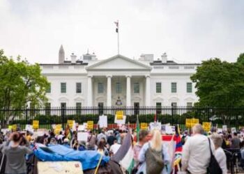 Los manifestantes se reúnen para una protesta anti-Trump fuera de la Casa Blanca en Washington, DC, el 19 de abril de 2025.