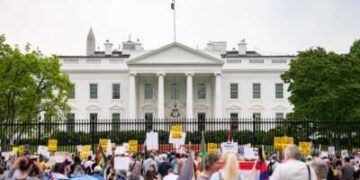 Los manifestantes se reúnen para una protesta anti-Trump fuera de la Casa Blanca en Washington, DC, el 19 de abril de 2025.