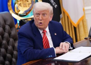 Presidente Trump hablando en la Oficina Oval.