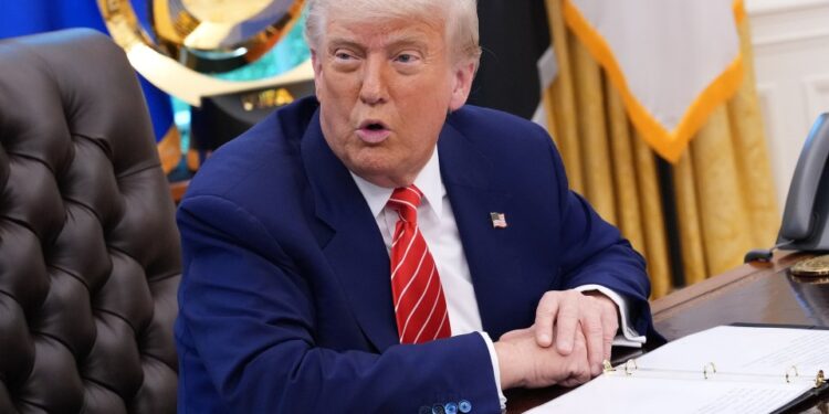 Presidente Trump hablando en la Oficina Oval.