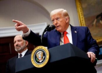 El presidente Donald Trump, acompañado por el secretario de comercio Howard Lutnick (izquierda) toma una pregunta de un periodista en la sala Roosevelt de la Casa Blanca el 3 de marzo de 2025, en Washington, DC