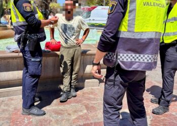 La policía que arresta a un hombre sin hogar en Valencia, España.