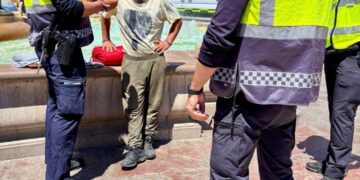 La policía que arresta a un hombre sin hogar en Valencia, España.