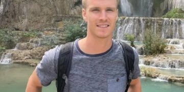 Hombre frente a una cascada.