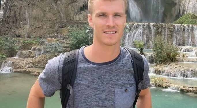 Hombre frente a una cascada.