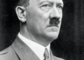 Retrato en blanco y negro de Adolf Hitler.