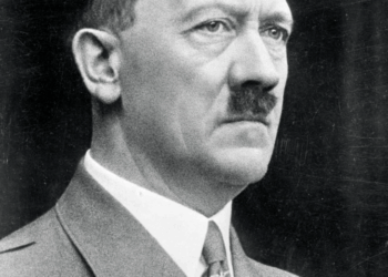 Retrato en blanco y negro de Adolf Hitler.