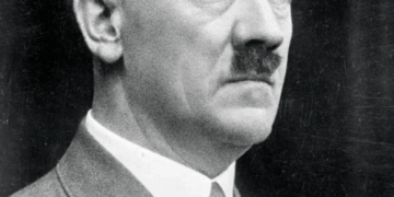 Retrato en blanco y negro de Adolf Hitler.